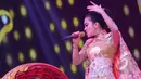 Gaya Syahrini saat beraksi di acara Infotainment Award 2015, Jakarta, Jumat (30/1/2015). (Liputan6.com/Faisal R Syam)