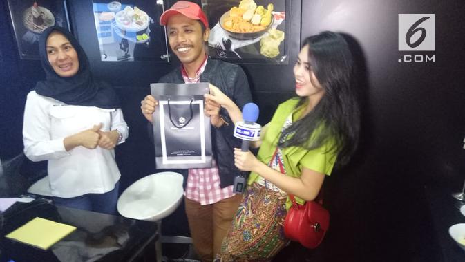 Furry Setya dan calon istrinya Dwinda Ratna saat mencoba katering Nendia Primarasa yang sedang pameran di Jakarta, Minggu (11/11/2018) (Liputan6.com/Aditia Saputra)