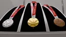Medali perak, emas, dan perunggu Paralimpiade Tokyo 2020 ditampilkan saat Chef de Mission Seminar bersama Komite Paralimpiade Nasional masing-masing negara di Tokyo, Jepang, Selasa (10/9/2019). Medali Paralimpiade dirancang seperti motif kipas Jepang. (Toshifumi Kitamura/AFP)