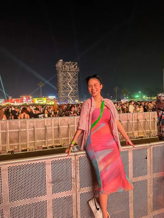 Kombinasi Strapless Bodycon Dress motif tie-dye dengan kemeja pendek sebagai luaran cocok untuk konseran. [Instagram/azizahsalsha_]