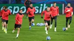Pemain Real Madrid, Gareth Bale (depan kanan) dan rekan-rekannya berlari saat sesi latihan di Stadion Doosan Arena, Plzen, Republik Ceko, Selasa (6/11). Real Madrid akan menghadapi Viktoria Plzen dalam Grup G Liga Champions. (AP Photo/Petr David Josek)