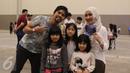 Drummer band Gigi, Gusti Hendy bersama istri dan anaknya saat menonton konser pertama penyanyi Selena Gomez di Indonesia yang digelar di Indonesia Convention Exhibition (ICE) BSD, Tangerang Selatan, Sabtu (23/7). (Liputan6.com/Herman Zakharia)