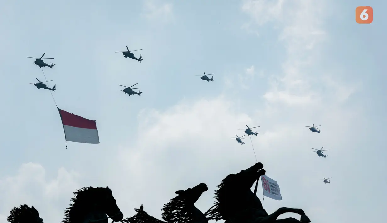 Jet tempur Rafale melakukan manuver saat atraksi udara dalam perayaan HUT ke-81 Kemerdekaan Republik Indonesia di kawasan Istana Merdeka, Jakarta, Senin (17/8/2026). Atraksi tersebut menampilkan berbagai alutsista udara, termasuk Rafale, F-16, Sukhoi, Hawk, dan Airbus A400M yang membentuk sejumlah formasi di langit Jakarta. (KLY/Budy Santoso)