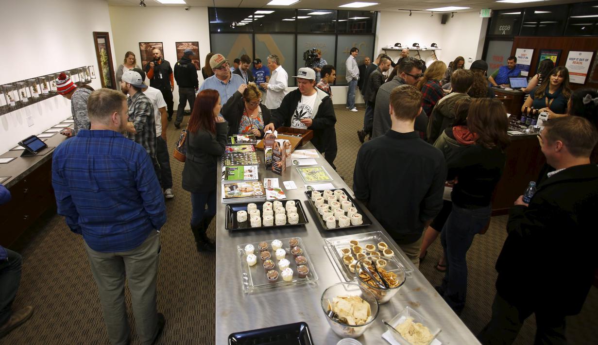 Sejumlah pengunjung melihat produk ganja yang ditawarkan oleh toko Shango Cannabis, Oregon, AS, Kamis (1/10/2015). Oregon adalah negara ketiga di AS yang melegalkan penjualan ganja untuk orang dewasa. (Reuters/ Steve DiPaola)
