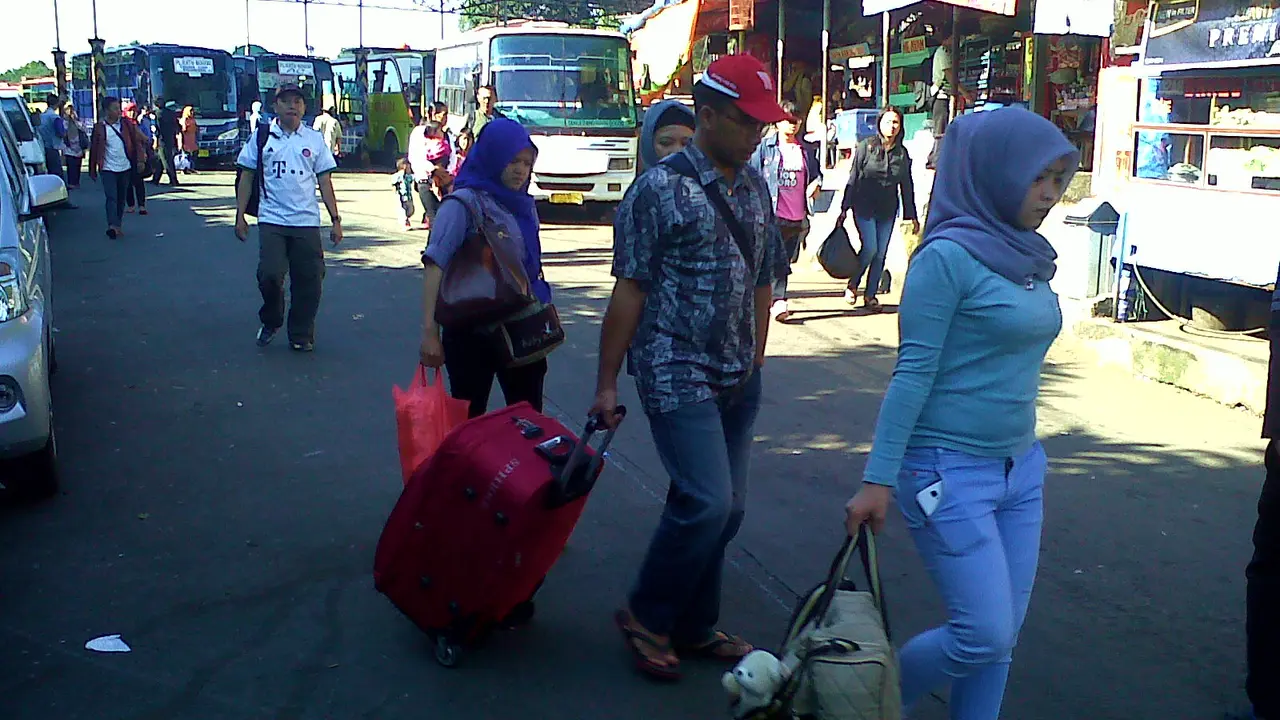 Sopir Bus Agra Mas Mogok, Penumpang Terlantar di Baranangsiang