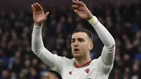 Bek Manchester United, Diogo Dalot saat menghadapi Aston Villa pada laga pekan ke-24 Premier League 2023/2024 di Villa Park, Birmingham, Minggu (11/2/2024). (AP Photo/Rui Vieira)