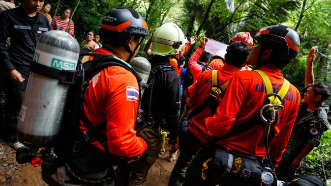 Tim penyalamat menyusuri hutan mencari tim sepak bola remaja yang hilang di provinsi Chiang Rai, Thailand (26/6). 12 anggota sebuah klub sepak bola remaja tersesat di gua di wilayah utara Thailand. (AFP/Thai News Pix/Krit Phromsakla Na Sakolnakorn)