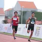 Sprinter dari SMA PGRI 1 Lumajang Aldi (46) saat berlomba pada penyisihan nomor lari 100 meter Energen Champion SAC Indonesia 2022 - East Java Qualifiers di Lapangan Atletik THOR Surabaya, Jumat (4/11).