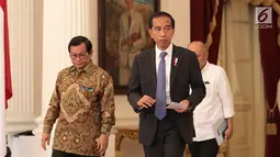 Presiden Joko Widodo (Jokowi) bersiap memberikan keterangan seusai bertemu CEO Bukalapak Achmad Zaky di Istana Merdeka, Sabtu (16/2). Jokowi menegaskan mendukung penuh anak-anak muda seperti Zaky untuk berinovasi. (Liputan6.com/Angga Yuniar)