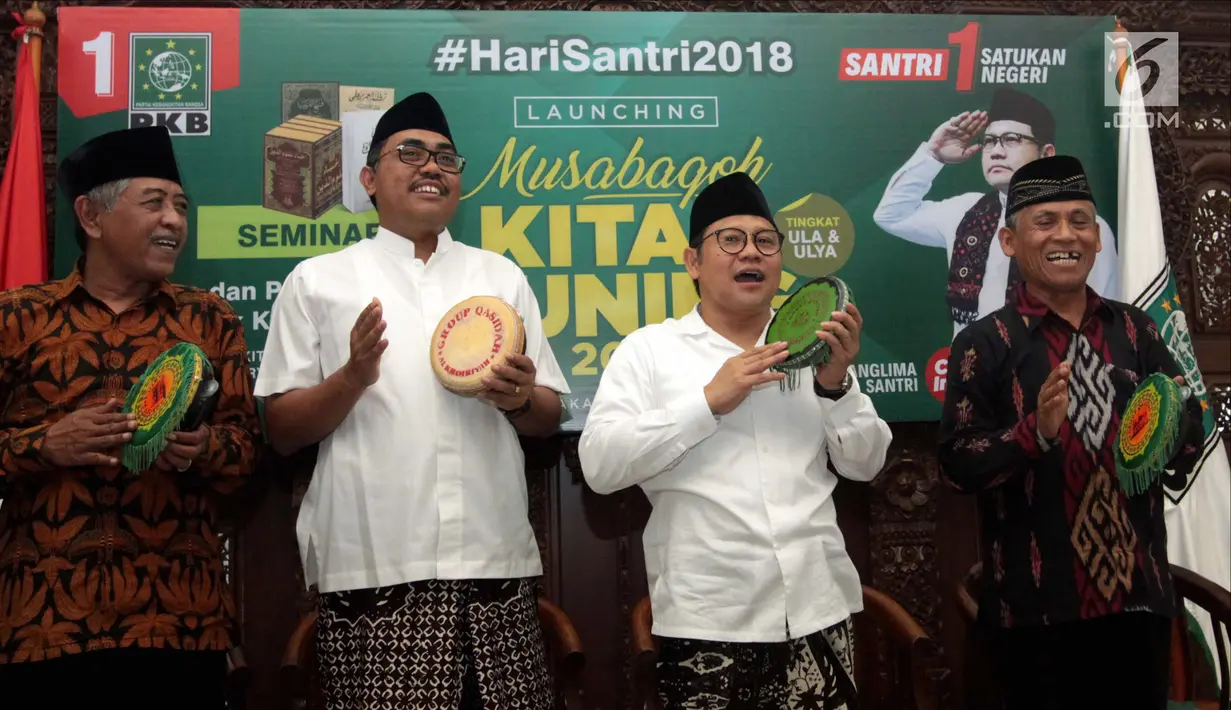 Ketum PKB Muhaimin Iskandar (dua kanan) bersama Ketua Panitia Hari Santri Jazilul Fawaid (dua kiri), Pengasuh Ponpes KH Luqman Hakim (kiri) dan Asep Usman Ismail saat launching Musabaqoh Kitab Kuning di Jakarta, Minggu (14/10). (Liputan6.com/JohanTallo)