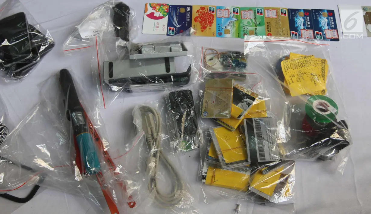 Barang bukti diperlihatkan saat pengungkapan tiga kasus pencurian data elektronik (Skimming) di Polda Metro Jaya, Jakarta, Selasa (4/3). Empat WNA jaringan Internasional berhasil diamankan Ditreskrimum Polda Metro Jaya. (Liputan6.com/Arya Manggala)