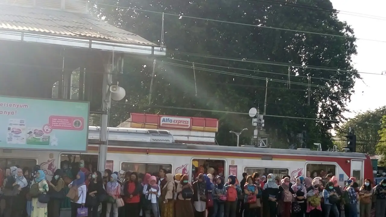 Penumpukan penumpang KRL