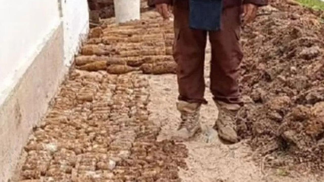 Sejumlah foto memperlihatkan banyak bahan peledak yang sudah berkarat tersusun dalam sebuah barisan bersama granat dan peluncur anti-tank.