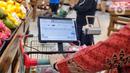 Alat transaksi digital terpasang pada keranjang belanja di toko digital Scan and Go, CBD Ciledug, Tangerang, Banten, Rabu (8/3/2023). Scan and Go merupakan toko ritel digital pertama di Indonesia dimana konsumen bisa langsung belanja di toko dengan menggunakan aplikasi yang ada di keranjang belanja tanpa melakukan pembayaran melalui kasir. (Liputan6.com/Angga Yuniar)