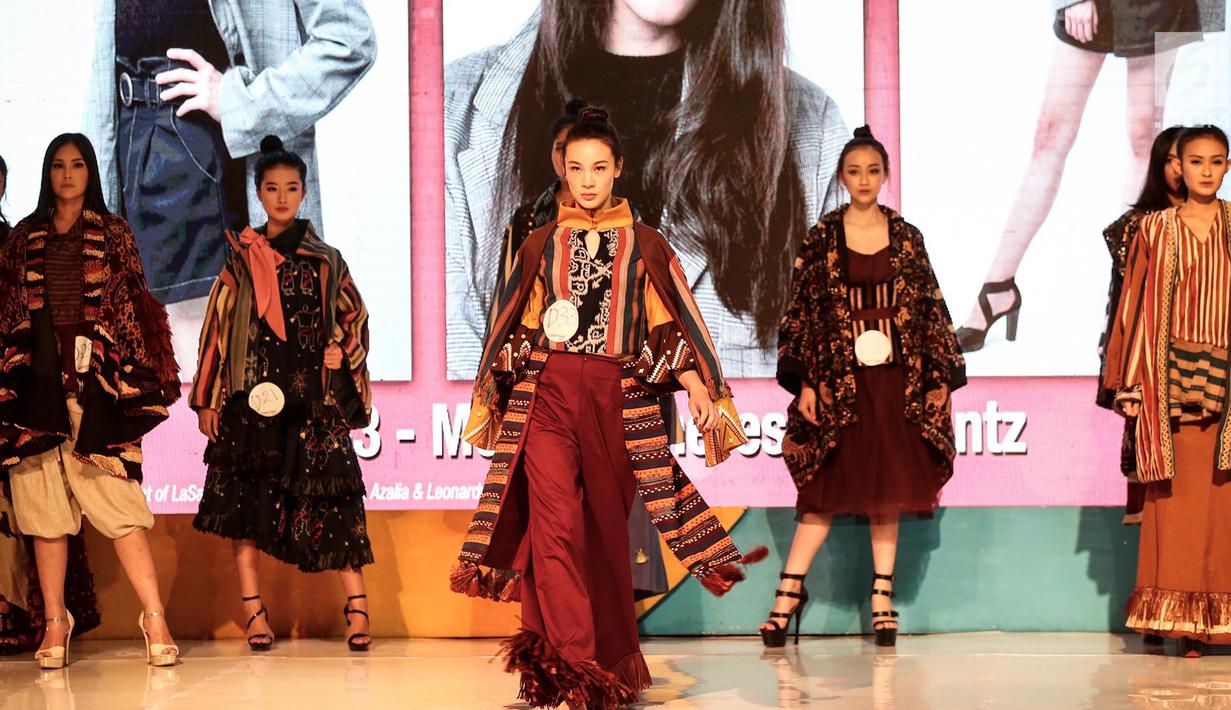 Kontestan membawakan busana pada ajang Plangi Model Hunt 2019 di Plaza Semanggi, Jakarta, Minggu (25/11). Pemilihan model Plangi Model Hunt 2019 yang memasuki tahun ke-14 ini mengusung tema 'City of Style'. (Merdeka.com/Arie Basuki)
