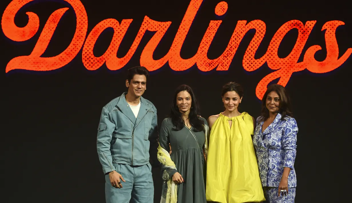 Aktris Bollywood Alia Bhatt (kedua kanan), Aktor Bollywood Vijay Varma dan Shefali Shah (kanan) berpose dengan sutradara Jasmeet K Reen selama konferensi pers untuk peluncuran trailer film komedi gelap mendatang 'Darlings' di Mumbai (25/7/2022). (AFP Photo/Punit Paranjpe)