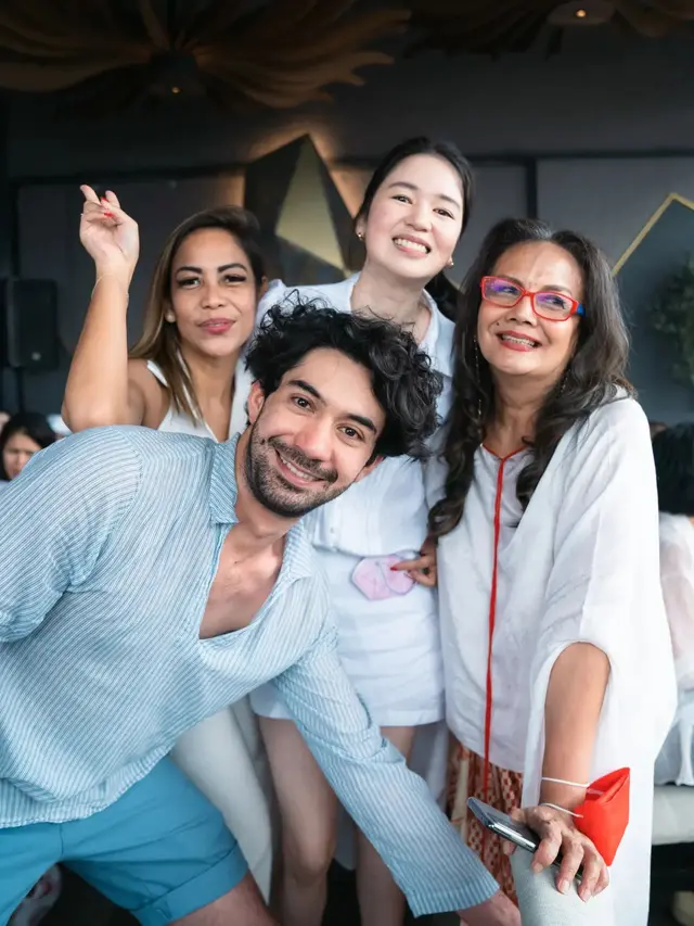 Adu Akting Lagi, Ini 7 Potret Persahabatan Laura Basuki dan Reza Rahadian