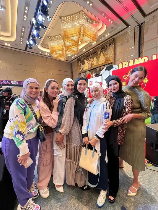 Penampilan para artis senior mengantarkan putra putrinya menghadiri pesta ulang tahun Abang L ke-2. Paula bersama dua anak laki-lakinya, Kiano dan Kenzo. [Instagram/tya_ariestya]