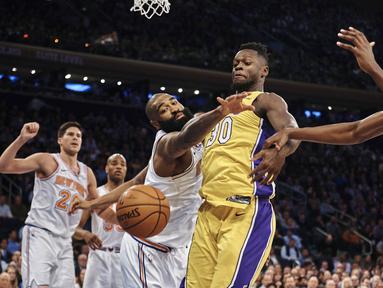 Pemain Lakers, Julius Randle (tengah) berebut bola dengan pemain New York Knicks, Kyle O'Quinn (kiri) pada lanjutan NBA basketball game di Madison Square Garden, New York, (12/12/2017). knicks menang 113-109. (AP/Andres Kudacki)