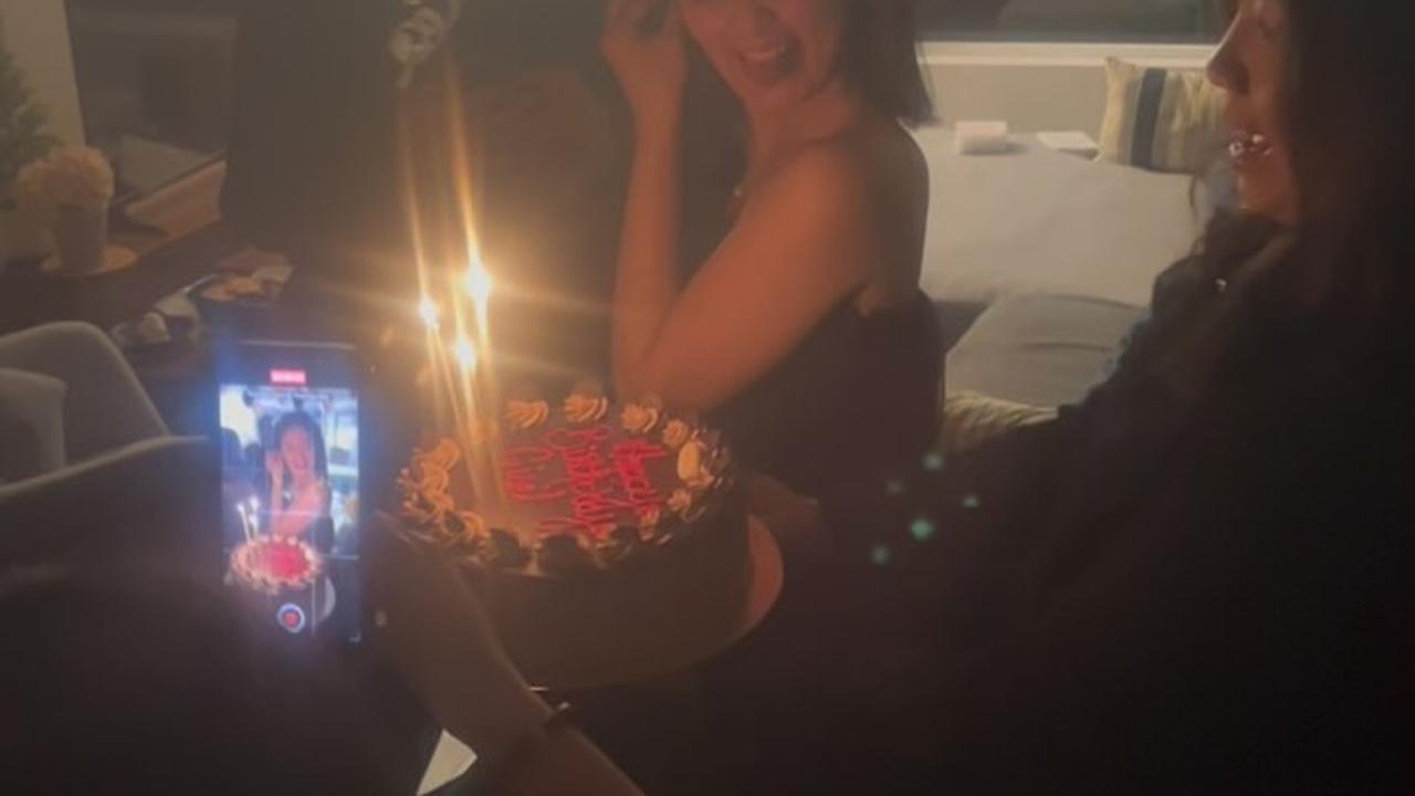 7 Potret Perayaan Ultah Gisela Cindy ke-30 di Kanada, sang Ibu Turut Hadir - Ada Tumpeng Nasi Kuning
