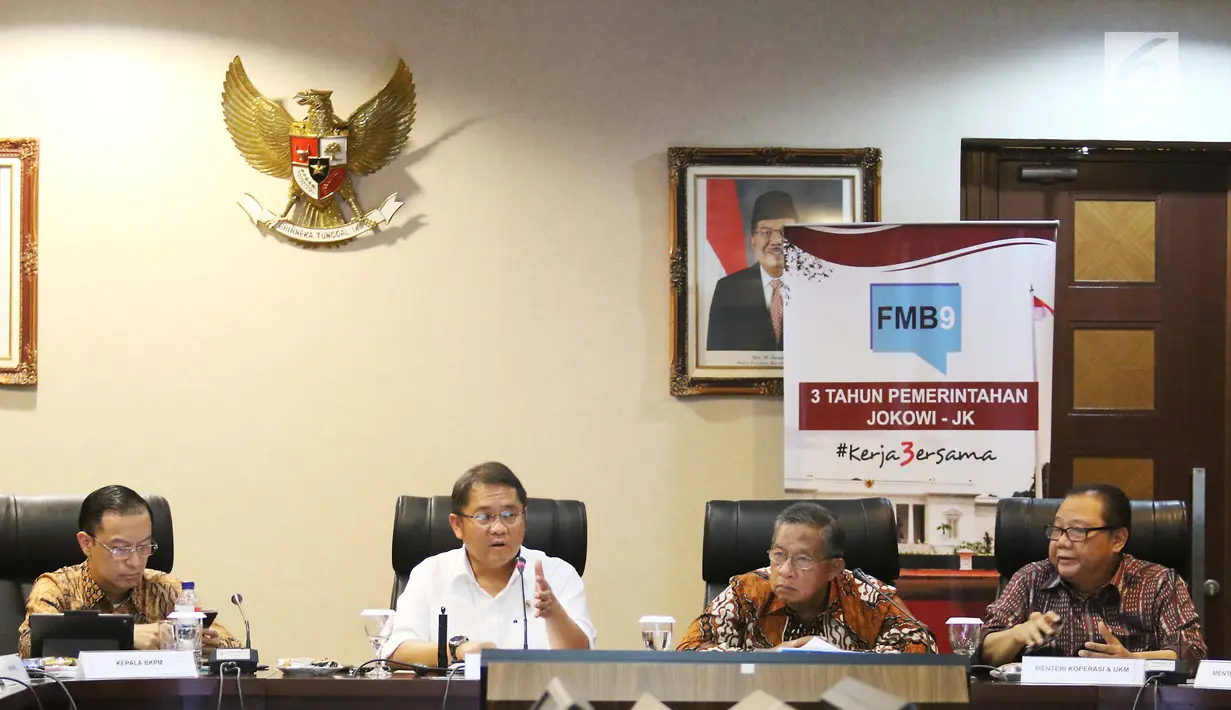 Menkominfo Rudiantara (kedua kiri) menyampaikan keterangan di Gedung Bina Graha, Jakarta, Selasa (17/10). Acara ini memaparkan pencapaian selama tiga tahun pemerintahan Jokowi-JK.  (Liputan6.com/Angga Yuniar)