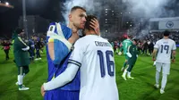Pemain Bosnia dan Herzegovina, Edin Dzeko, berusaha menenangkan pemain Italia, Bryan Cristante, setelah laga final play-off kualifikasi Piala Dunia 2026 zona Eropa di Stadion Bilino Polje, Zenica, Rabu 1 April 2026 dini hari WIB. (AP Photo/Armin Durgut)