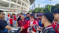 Bos Kalteng Putra, Agustiar Sabran, menyaksikan laga Timnas Indonesia vs Vietnam pada leg pertama semifinal Piala AFF 2022 di Stadion Utama Gelora Bung Karno, Jumat (6/1/2023) sore WIB. (dok Istimewa)