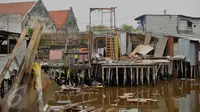 Suasana bangunan yang berantakan dan rusak di kawasan Pasar Ikan Luar Batang, Penjaringan, Jakarta Utara, Minggu (10/4). Warga nantinya direlokasi ke beberapa rusun di Ibu Kota, misalnya ke Rusun Rawa Bebek dan Rusun Marunda. (Liputan6.com/Gempur M Surya)