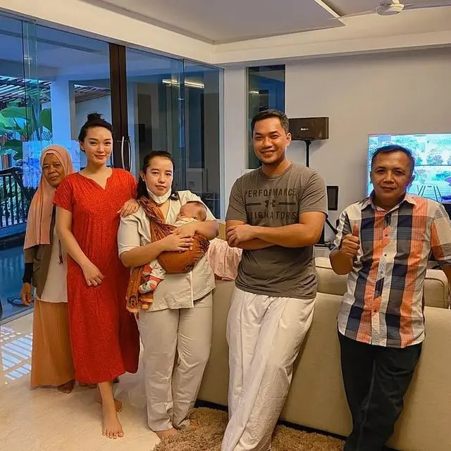 Selalu Tampil Cetar, 6 Gaya Zaskia Gotik Pakai Daster Ini Curi Perhatian