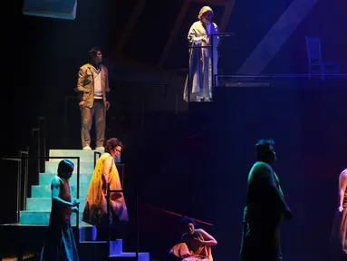 Para aktor Teater Koma menampilkan adegan dalam pementasan Rumah Sakit Jiwa di Graha Bhakti Budaya, Taman Ismail Marzuki, Jakarta, Rabu (29/7/2026). Produksi ke-237 Teater Koma yang berkolaborasi dengan Bakti Budaya Djarum Foundation ini kembali menghadirkan karya almarhum N. Riantiarno dengan interpretasi artistik baru yang merefleksikan isu kemanusiaan, relasi kuasa, dan kesehatan mental yang tetap relevan di tengah perkembangan zaman. (KLY/ Budy Santoso)