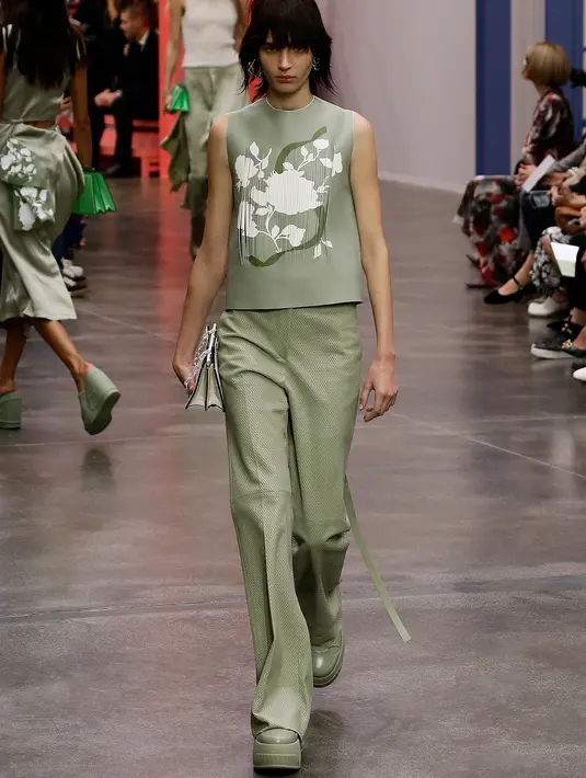 <p>F terbalik dari FENDI pertama kali muncul sebagai ilusi kantilever di seluruh koleksi alas kaki. Koleksi tas dihadirkan dengan semangat dualitas yang sama, kulit berkualitas tinggi dipadu dengan kanvas bersih, warna berani dicetak di samping warna netral, terkadang dirantai bersama. Foto: Document/FENDI.</p>