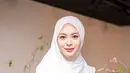 Hijab berwarna putih bersih ini membuatnya terlihat semakin cantik dan menawan, cocok dengan penampilannya. Semenjak menjadi mualaf, gaya hijab wanita asal Korea Selatan ini menginspirasi hijabers Tanah Air. (Instagram/@xolovelyayana)