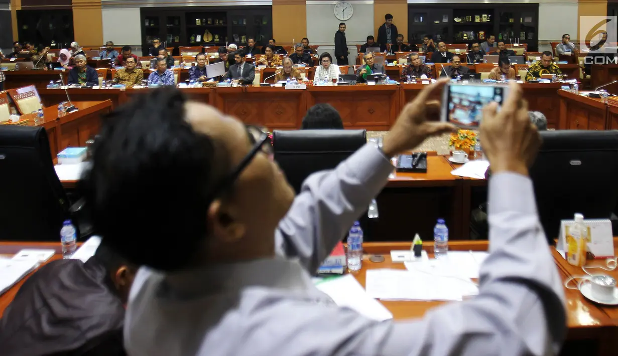 Suasana Rapat Dengar Pendapat (RDP) KPK dengan Komisi III DPR di Jakarta, Selasa (28/1). RDP membahas berbagai agenda dan isu-isu penting salah satunya supervisi KPK dan penyelesaian kasus-kasus yang di tangani KPK. (Liputan6.com/Johan Tallo)