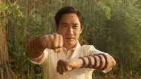 Tony Leung Chiu-wai berperan sebagai Xu Wenwu, ayah Shang-Chi. (Foto: Disney+)