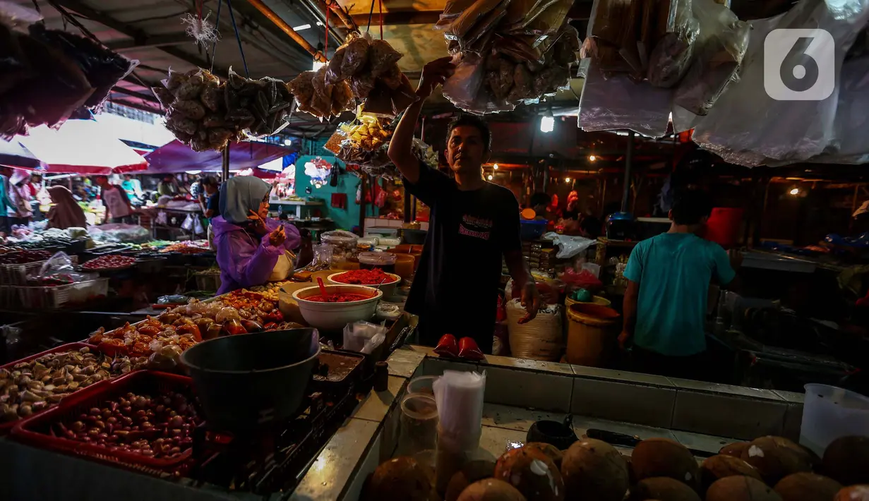 Kenaikan ini tercatat pada komoditas beras premium, bawang, cabai, daging, gula konsumsi, hingga minyak goreng dalam kemasan. (Liputan6.com/Angga Yuniar)