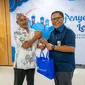 Direktur Utama PT KSP Iip Arief Budiman memberikan bingkisan Lebaran bagi warga sekitar 18 Kelurahan yang berada di wilayah ring 1 Kawasan Industri Krakatau bertempat di Wisma Krakatau Cilegon, Kamis (28/3/2024). (Ist)
&nbsp;