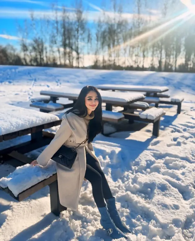 Diperiksa karena dugaan pernerimaan uang hasil korupsi, 7 gaya glamor Hana Hanifah jadi sorotan