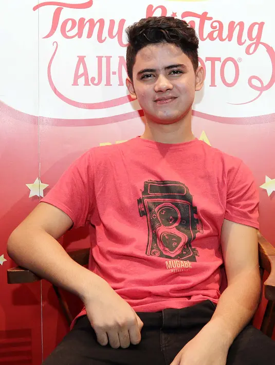 Alasan kesibukannya masing-masing, komunikasi dengan Prilly dan teman-teman GGS sedikit terhambat. Apalagi tidak ada hubungan apa-apa. Itulah salah satu yang membuatnya jarang bertemu Prilly dan teman lain. (Deki Prayoga/Bintang.com)