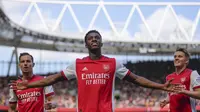 Pemain Arsenal Eddie Nketiah (tengah) merayakan dengan rekan setimnya setelah mencetak gol ke gawang Leeds United dalam pertandingan Liga Inggris di Emirates Stadium, London, Minggu, 8 Mei 2022. (AP Photo/Frank Augstein)