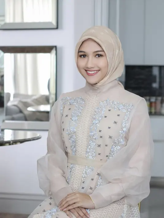Hijab bernuansa nude, menjadikan tampilan semakin manis saat digunakan. [Foto: IG/erina.gudono]