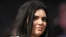Seorang model memang diharuskan untuk terlihat memiliki tubuh yang sempurna dan wajah yang mulus. Namun kini, wajah Kendall Jenner terlihat jerawatan. (REX/Shutterstock/HollywoodLife)