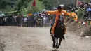 Seorang peserta bersaing dalam pacuan kuda di Lhasa, Daerah Otonom Tibet, China barat daya, 8 Agustus 2020. (Xinhua/Purbu Zhaxi)