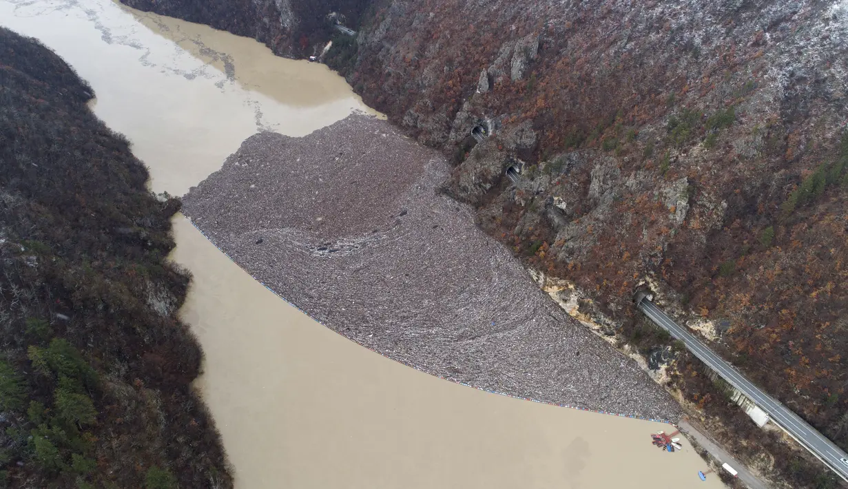 Pemandangan udara dari sampah yang mengapung di sungai Drina dekat Visegrad, Bosnia, Jumat, 20 Januari 2023. Berton-ton limbah yang dibuang di tempat pembuangan sampah tepi sungai yang tidak diatur dengan baik atau langsung ke sungai-sungai di tiga negara Balkan Barat akhirnya menumpuk selama musim air tinggi di musim dingin dan musim semi, di belakang penghalang sampah di Sungai Drina, Bosnia timur. (AP Photo/Armin Durgut)