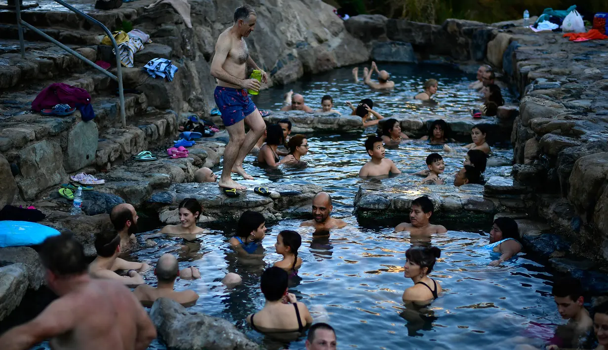 Orang-orang menikmati pemandian air panas alami Sungai Cidaco dengan suhu 52 Celcius saat pagi musim dingin di desa kecil Arnedillo, Spanyol utara, 29 Desember 2018. (AP Photo/Alvaro Barrientos)
