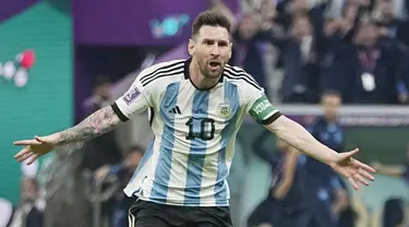 Penyerang Argentina, Lionel Messi berselebrasi setelah mencetak gol ke gawang Meksiko selama pertandingan grup C Piala Dunia 2022 Qatar di Stadion Lusail di Lusail, Qatar, Minggu 27 November 2022. Argentina menang atas Meksiko dengan skor 2-0. (AP Photo/Ariel Schalit)