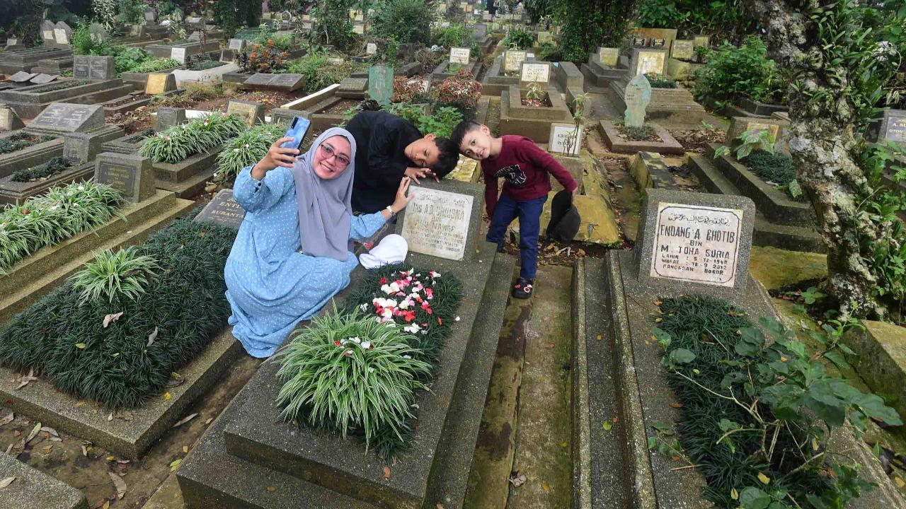 FOTO: Libur Imlek Dimanfaatkan Warga untuk Ziarah Jelang Ramadhan