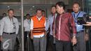 Kepala Balai Pelaksana Jalan Nasional (BPJN) IX Maluku dan Maluku Utara, Amran Mustary (tengah) langsung ditahan usai diperiksa KPK, Jakarta, Selasa (23/8). (Liputan6.com/Helmi Afandi)
