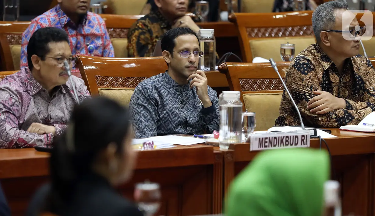 Menteri Pendidikan dan Kebudayaan (Mendikbud), Nadiem Makarim (tengah) mengikuti rapat kerja dengan Komisi X DPR di Kompleks Parlemen Senayan, Jakarta, Rabu (6/11/2019). Nadiem Makarim menghadiri rapat perdana dengan Komisi X DPR RI. (Liputan6.com/Johan Tallo)