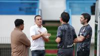 Pelatih Timnas Indonesia U-23, Gerald Vanenburg, berbincang dengan jajaran pelatih Persis Solo, Ong Kim Swee dan Juan Torres, saat menyambangi sesi latihan Laskar Sambernyawa di Stadion UNS, Solo, Rabu (7/5/2025). (DOK Persis)