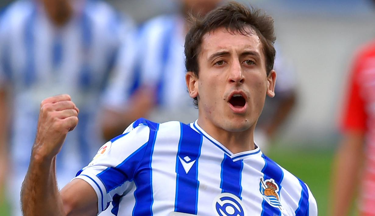 Mikel Oyarzabal. Striker 24 tahun yang telah memperkuat Real Sociedad sejak 2015/2016 ini memiliki nilai pasar sebesar 70 juta Euro atau setara Rp.1,15 triliun. Kompetisi tertinggi Eropa yang pernah dicicipinya adalah Liga Europa 2017/2018, 2020/2021 dan musim 2021/2022 ini. (AFP/Ander Gillenea)